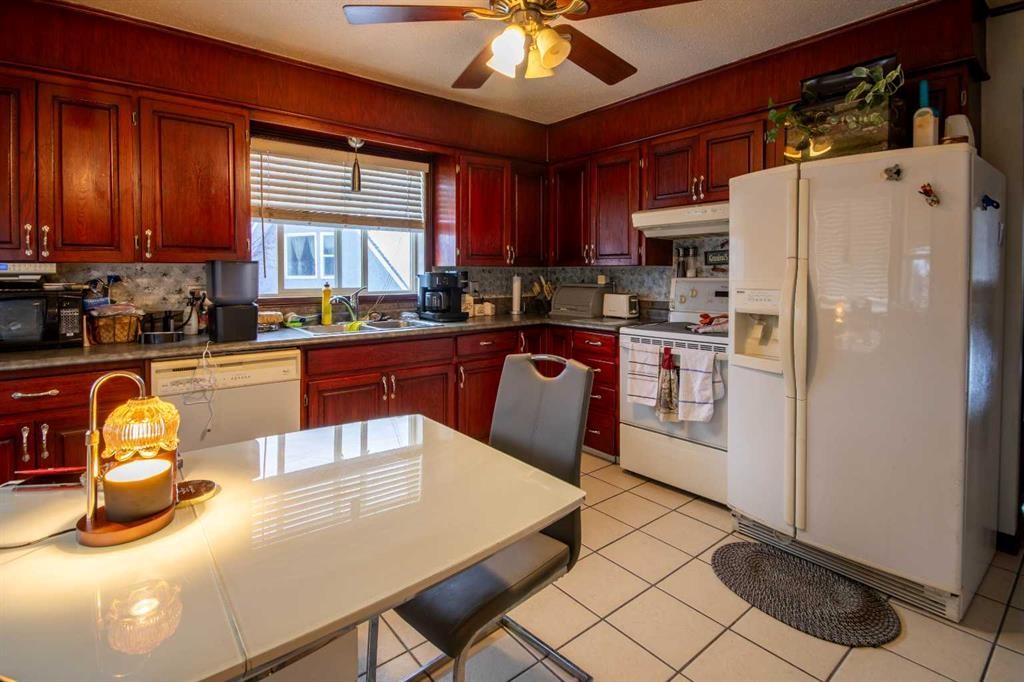 128 10 Avenue Ne, Sundre, AB - Indoor Photo Showing Kitchen With Double Sink