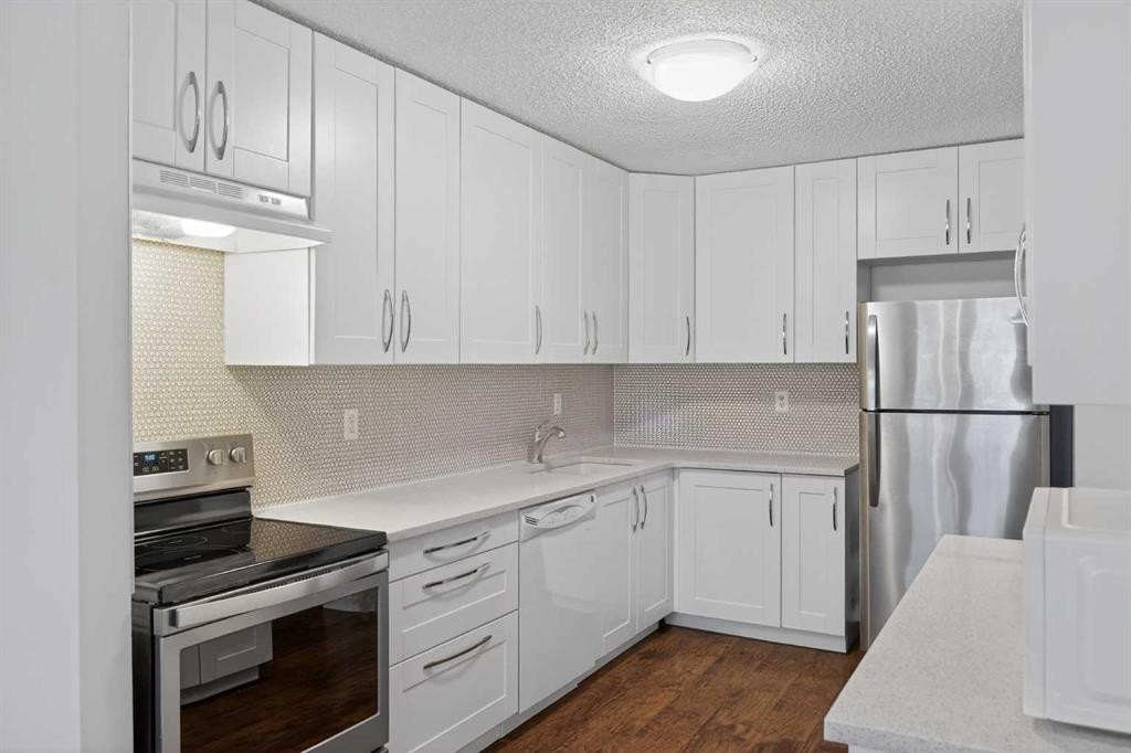 68 Cedarwood Hill Sw, Calgary, AB - Indoor Photo Showing Kitchen