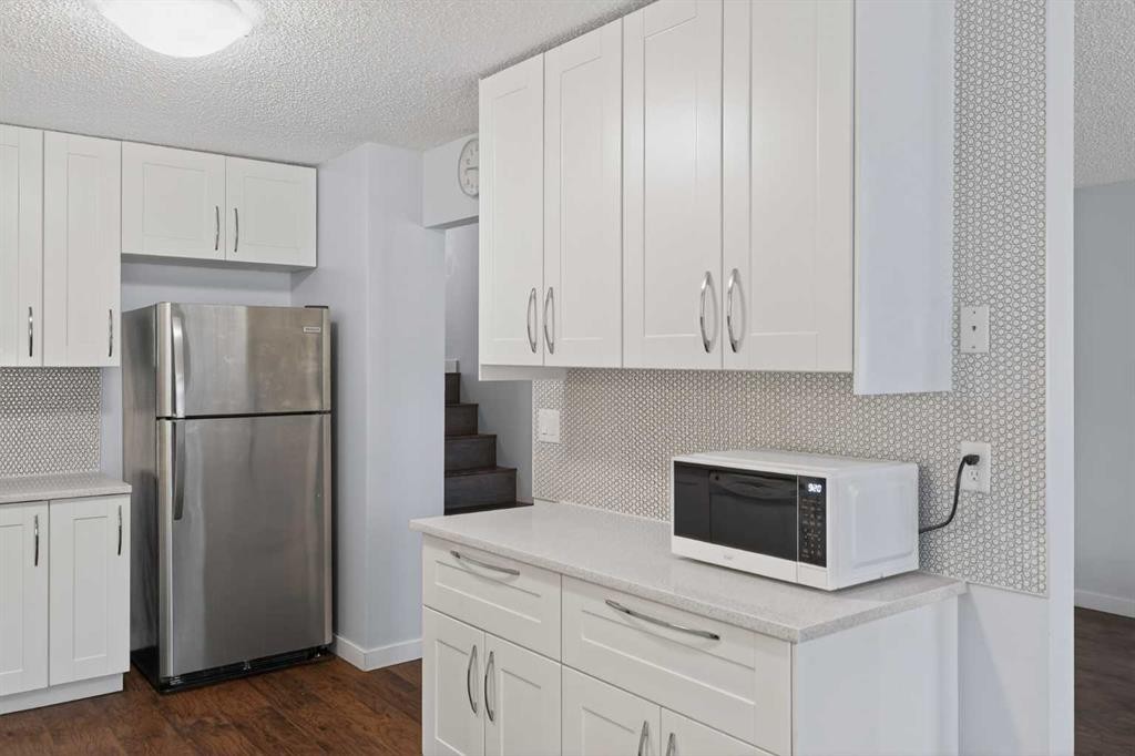 68 Cedarwood Hill Sw, Calgary, AB - Indoor Photo Showing Kitchen