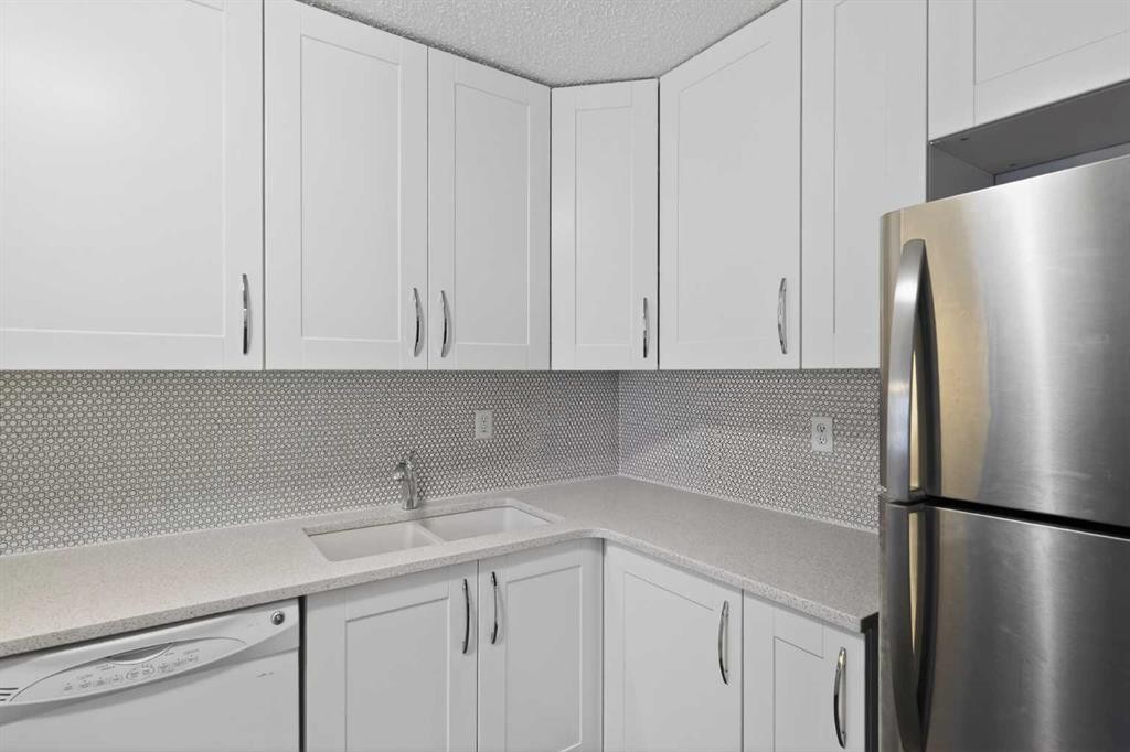 68 Cedarwood Hill Sw, Calgary, AB - Indoor Photo Showing Kitchen