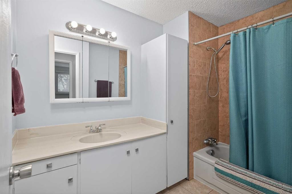 68 Cedarwood Hill Sw, Calgary, AB - Indoor Photo Showing Bathroom