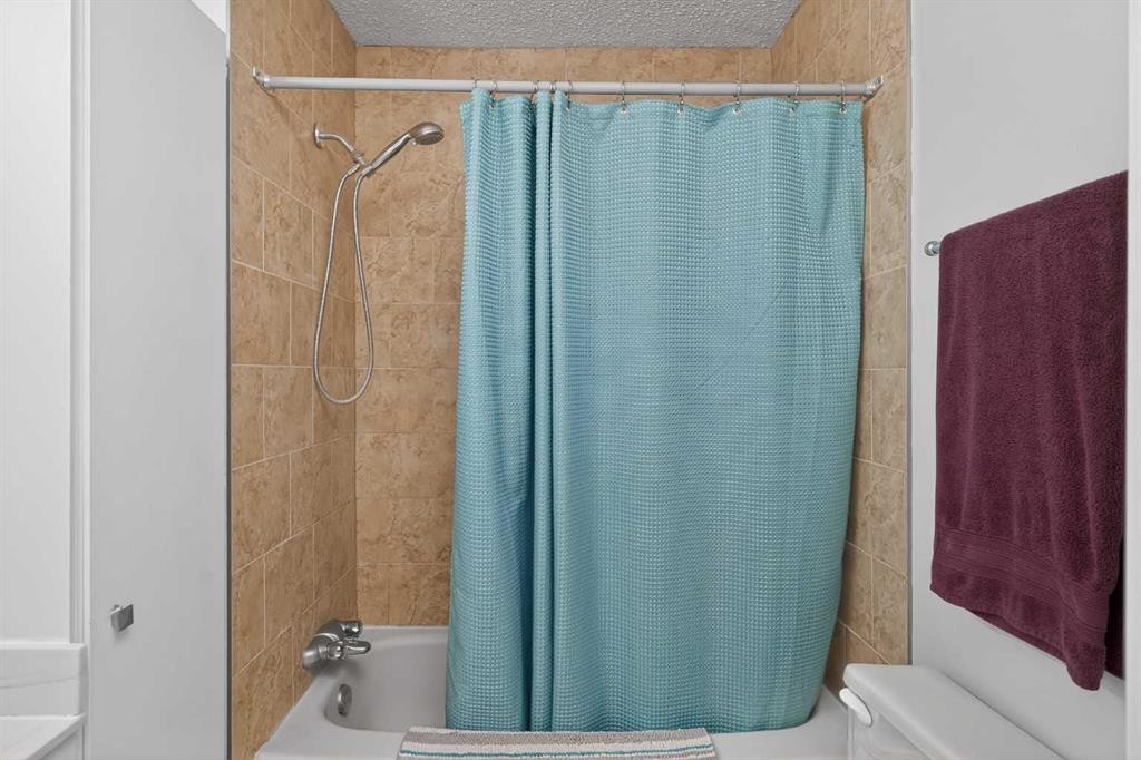 68 Cedarwood Hill Sw, Calgary, AB - Indoor Photo Showing Bathroom