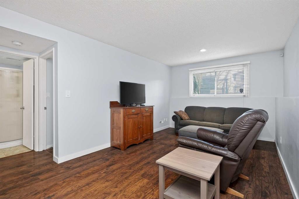 68 Cedarwood Hill Sw, Calgary, AB - Indoor Photo Showing Living Room