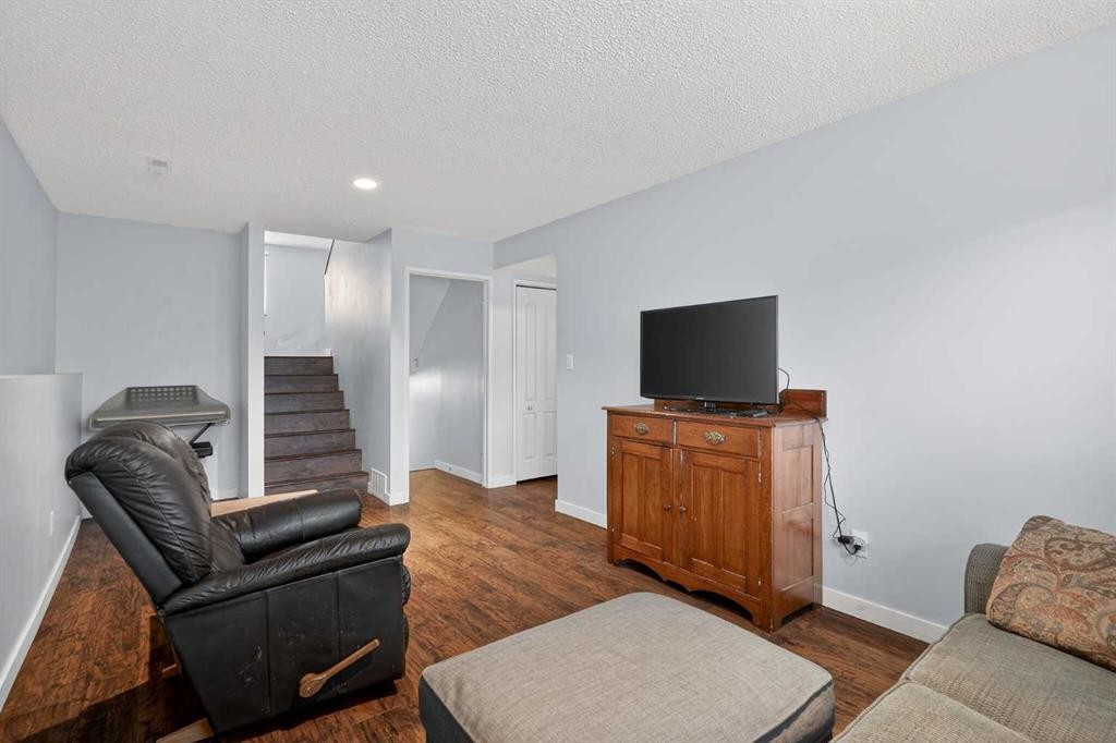 68 Cedarwood Hill Sw, Calgary, AB - Indoor