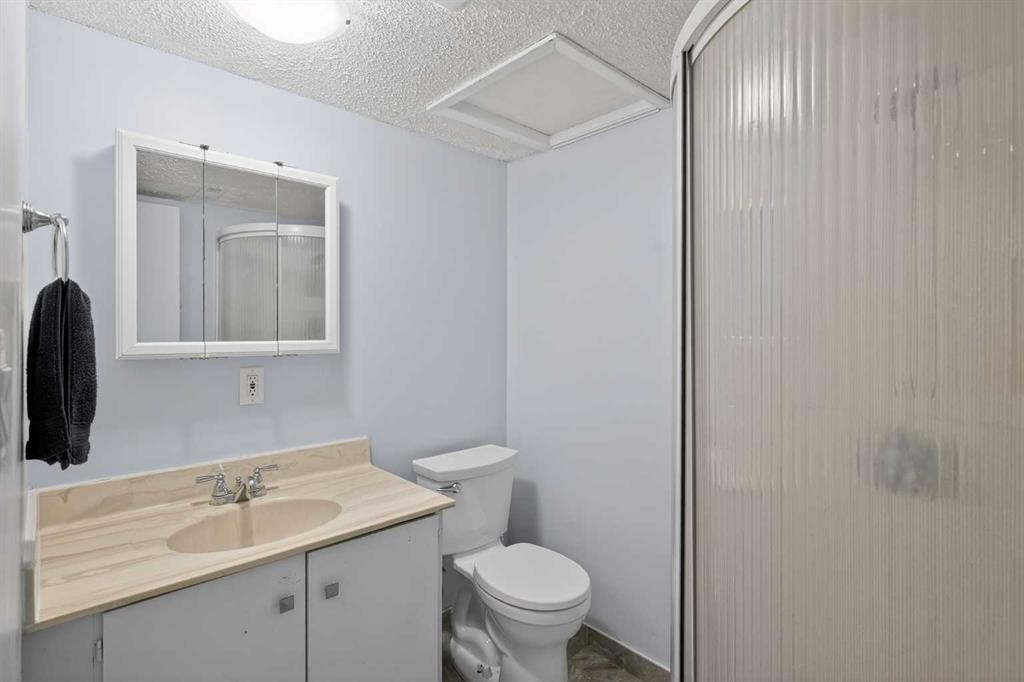 68 Cedarwood Hill Sw, Calgary, AB - Indoor Photo Showing Bathroom