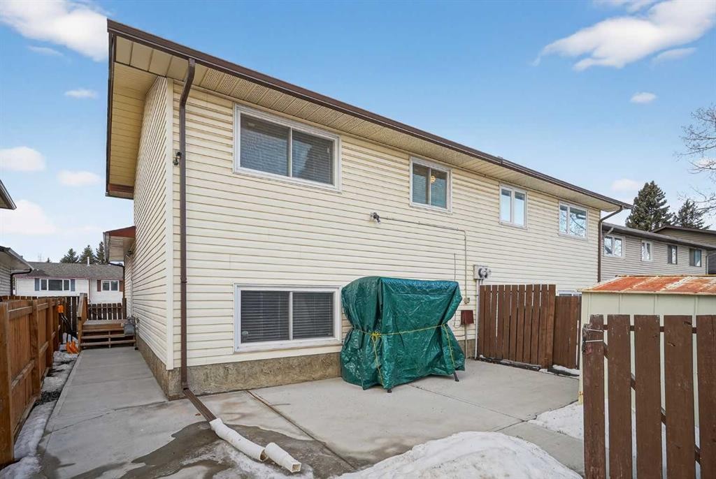 68 Cedarwood Hill Sw, Calgary, AB - Outdoor With Exterior