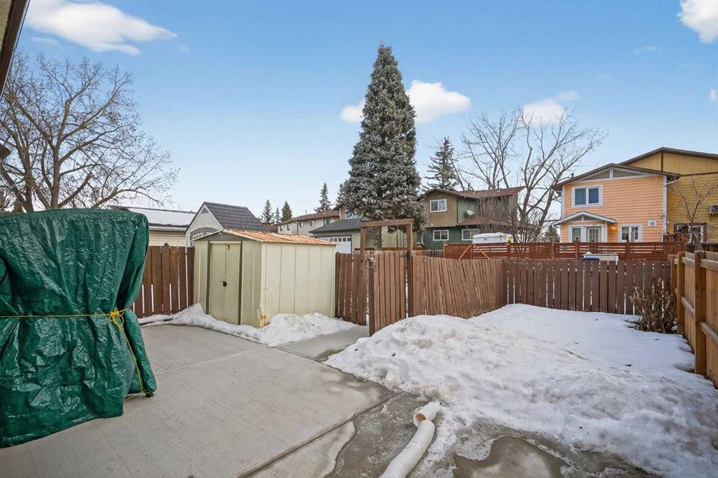 68 Cedarwood Hill Sw, Calgary, AB - Outdoor