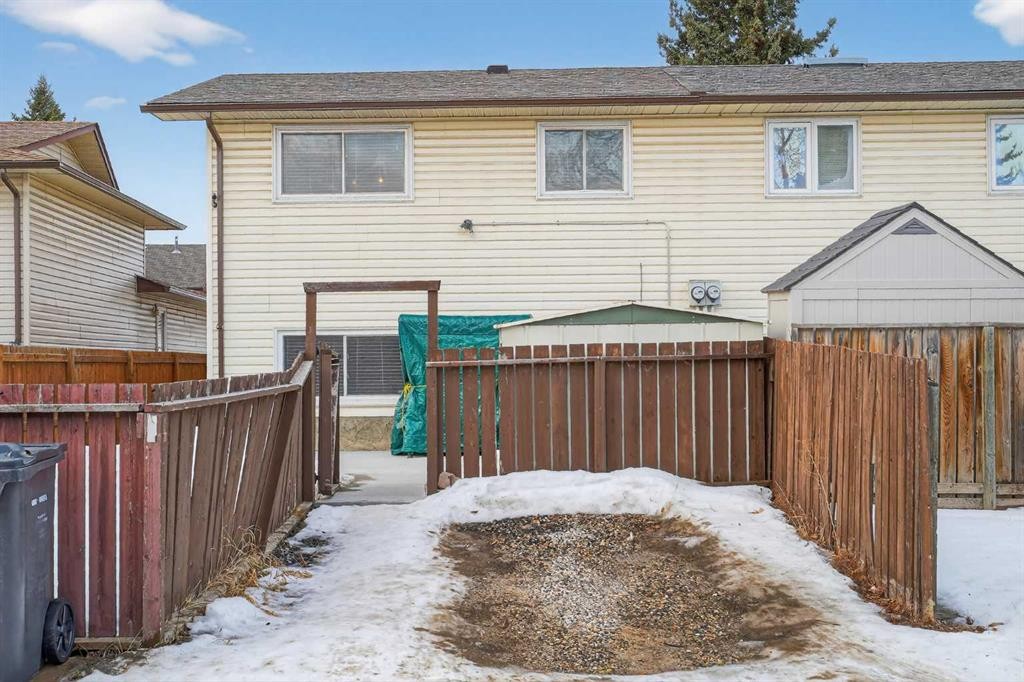 68 Cedarwood Hill Sw, Calgary, AB - Outdoor With Exterior