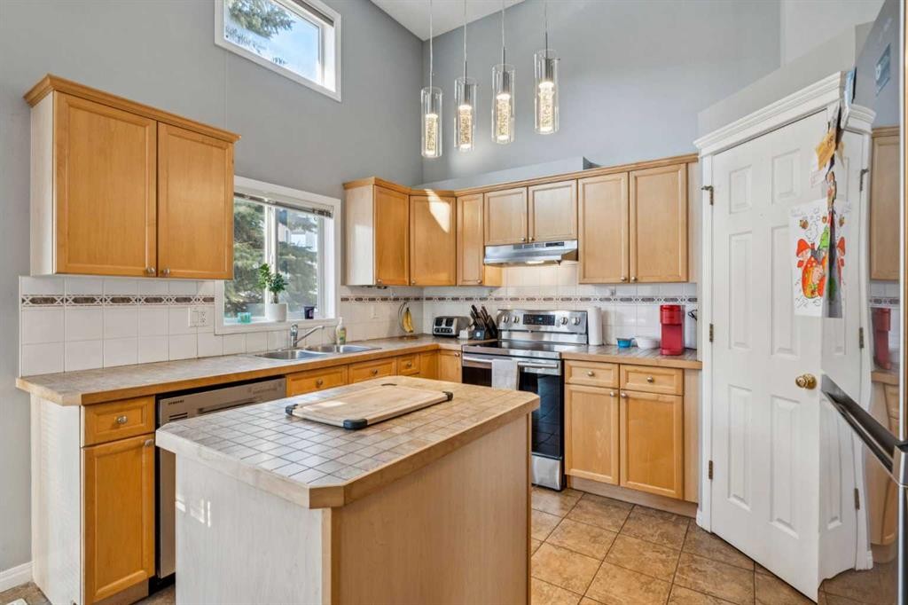 22 Country Hills Cove Nw, Calgary, AB - Indoor Photo Showing Kitchen With Double Sink