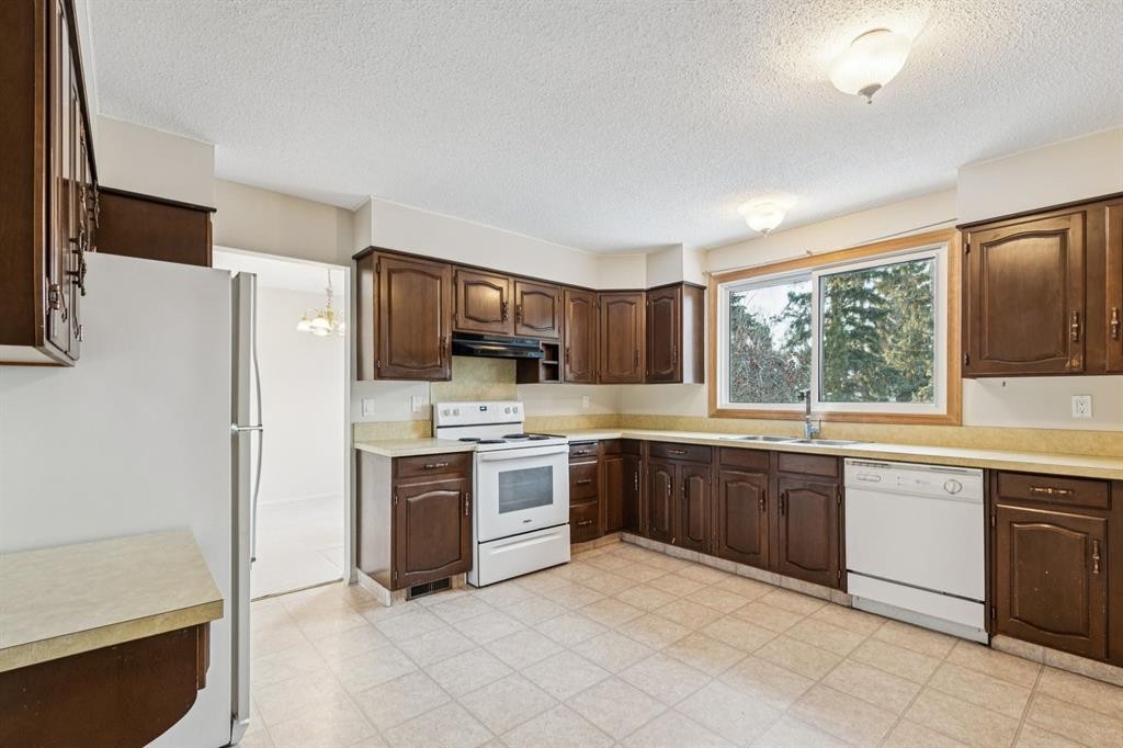 219 Silvercreek Close Nw, Calgary, AB - Indoor Photo Showing Kitchen