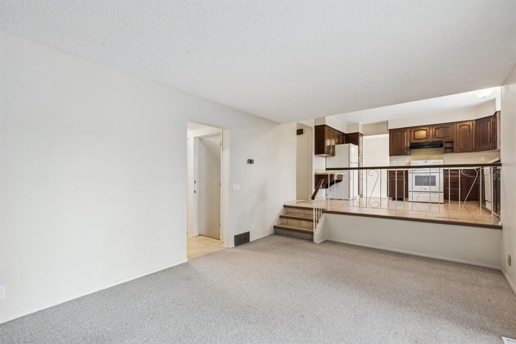 219 Silvercreek Close Nw, Calgary, AB - Indoor Photo Showing Kitchen