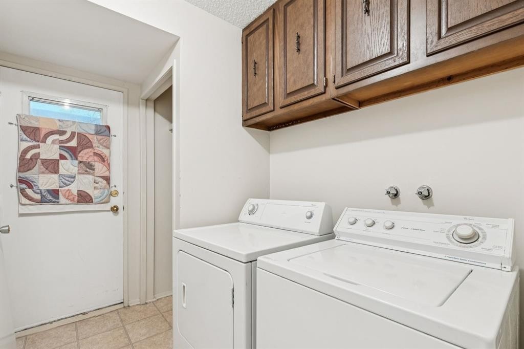 219 Silvercreek Close Nw, Calgary, AB - Indoor Photo Showing Laundry Room