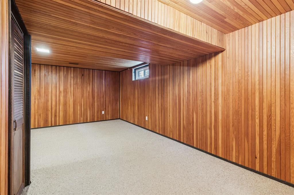 219 Silvercreek Close Nw, Calgary, AB - Indoor Photo Showing Other Room