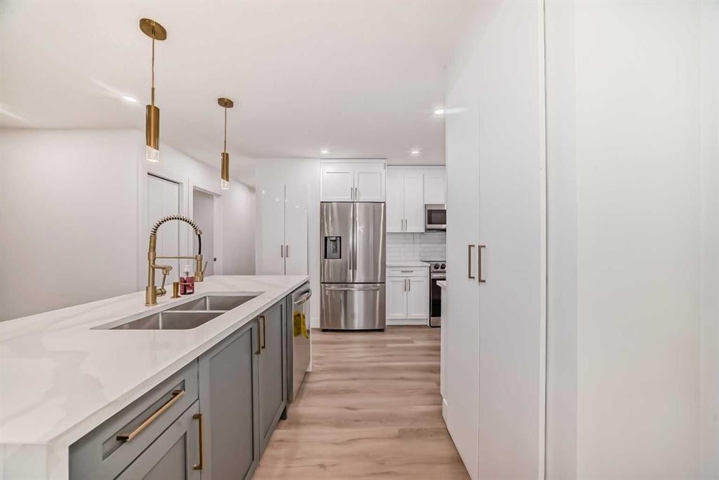 304 Huntbourne Hill Ne, Calgary, AB - Indoor Photo Showing Kitchen With Double Sink With Upgraded Kitchen