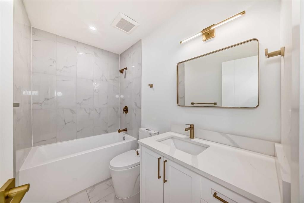 304 Huntbourne Hill Ne, Calgary, AB - Indoor Photo Showing Bathroom