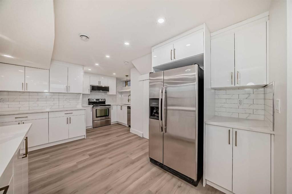 304 Huntbourne Hill Ne, Calgary, AB - Indoor Photo Showing Kitchen With Upgraded Kitchen