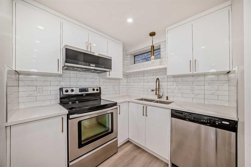 304 Huntbourne Hill Ne, Calgary, AB - Indoor Photo Showing Kitchen With Double Sink With Upgraded Kitchen