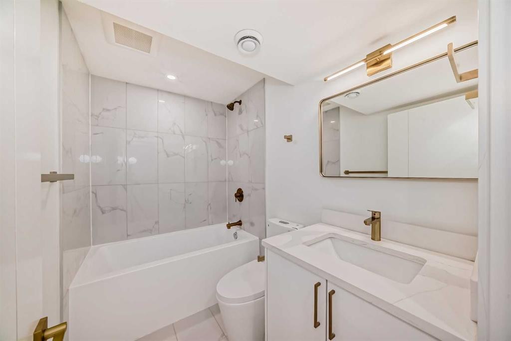 304 Huntbourne Hill Ne, Calgary, AB - Indoor Photo Showing Bathroom