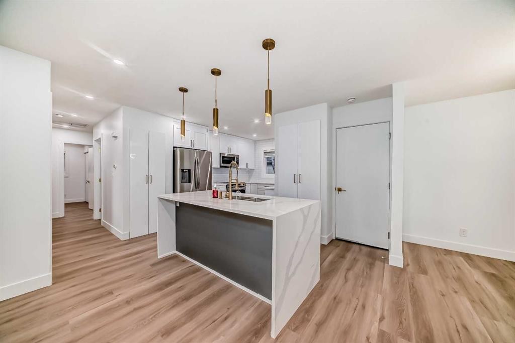 304 Huntbourne Hill Ne, Calgary, AB - Indoor Photo Showing Kitchen