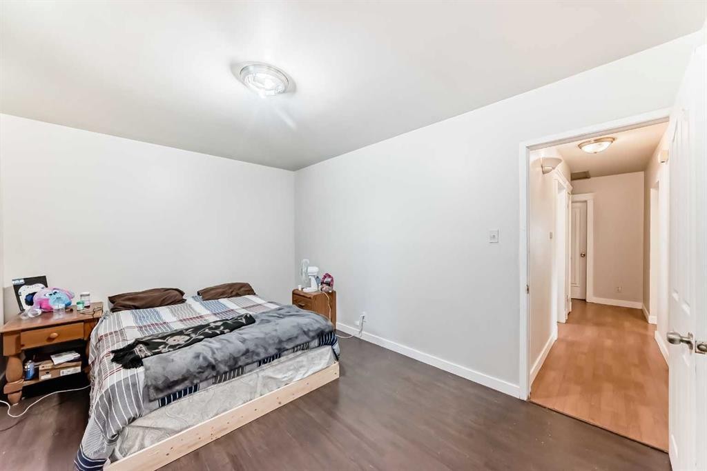 2208 47 Street Se, Calgary, AB - Indoor Photo Showing Bedroom