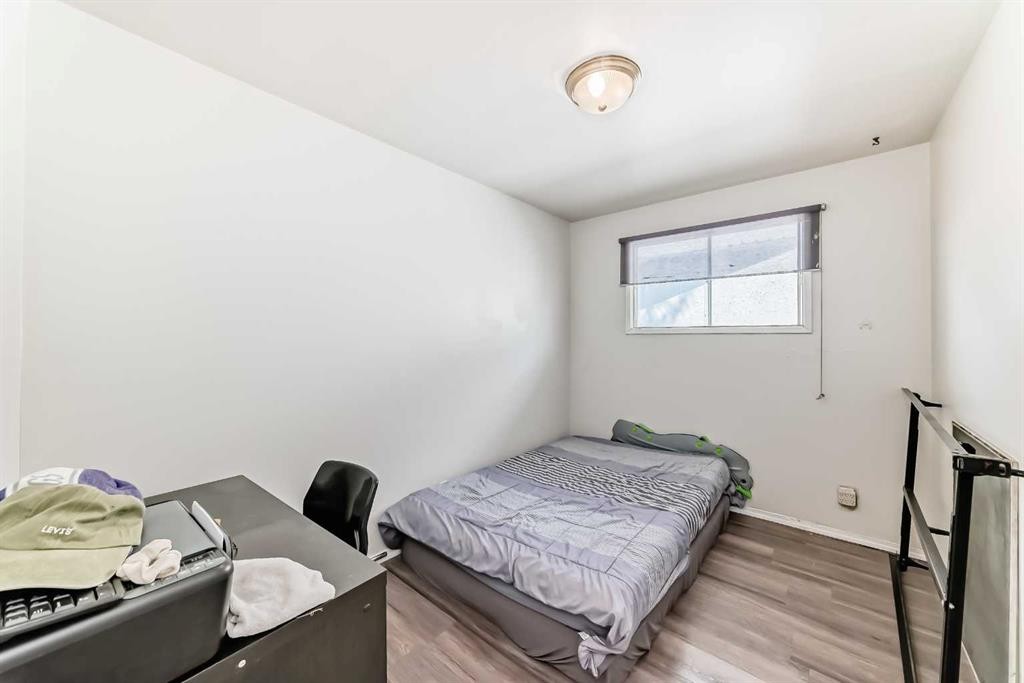 2208 47 Street Se, Calgary, AB - Indoor Photo Showing Bedroom