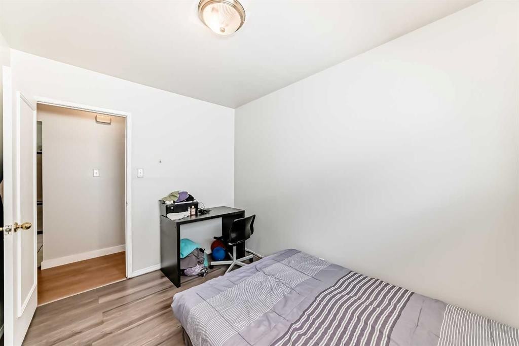 2208 47 Street Se, Calgary, AB - Indoor Photo Showing Bedroom