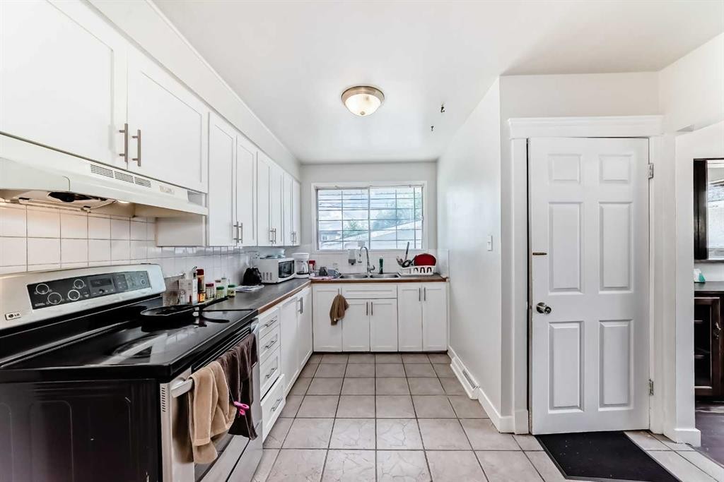 2208 47 Street Se, Calgary, AB - Indoor Photo Showing Kitchen With Double Sink