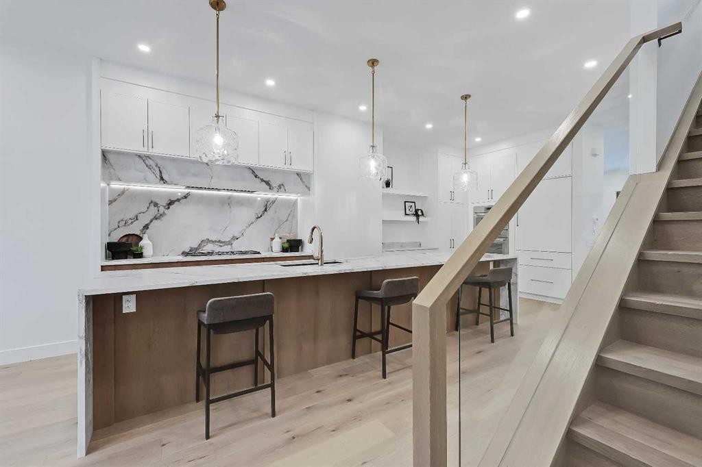 2720 5 Avenue Nw, Calgary, AB - Indoor