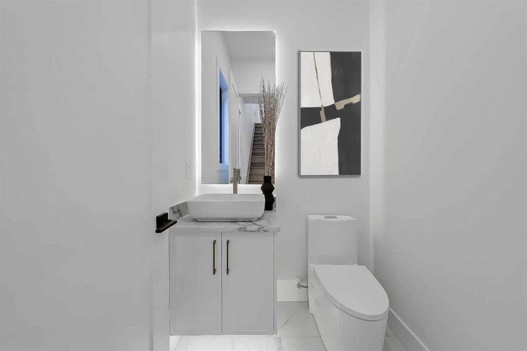 2720 5 Avenue Nw, Calgary, AB - Indoor Photo Showing Bathroom