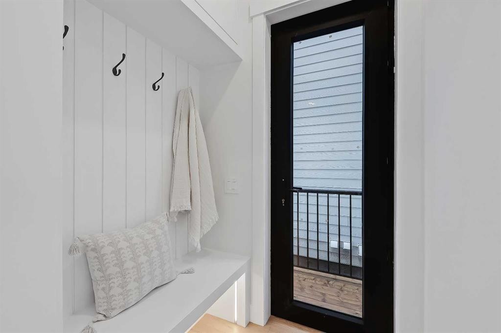 2720 5 Avenue Nw, Calgary, AB - Indoor