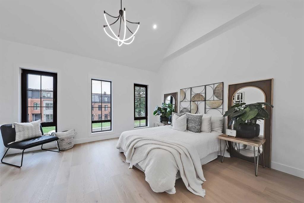 2720 5 Avenue Nw, Calgary, AB - Indoor Photo Showing Bedroom