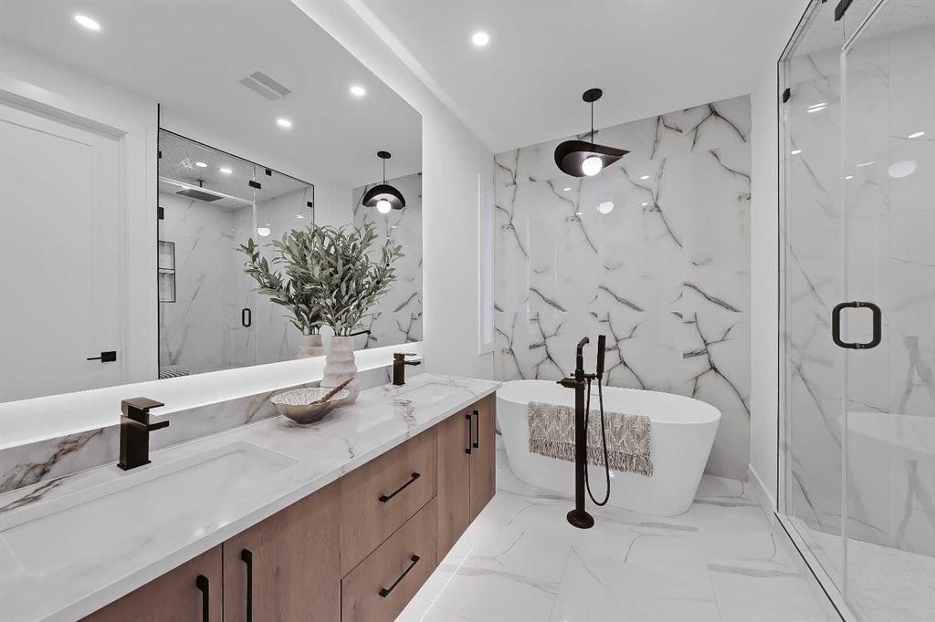 2720 5 Avenue Nw, Calgary, AB - Indoor Photo Showing Bathroom