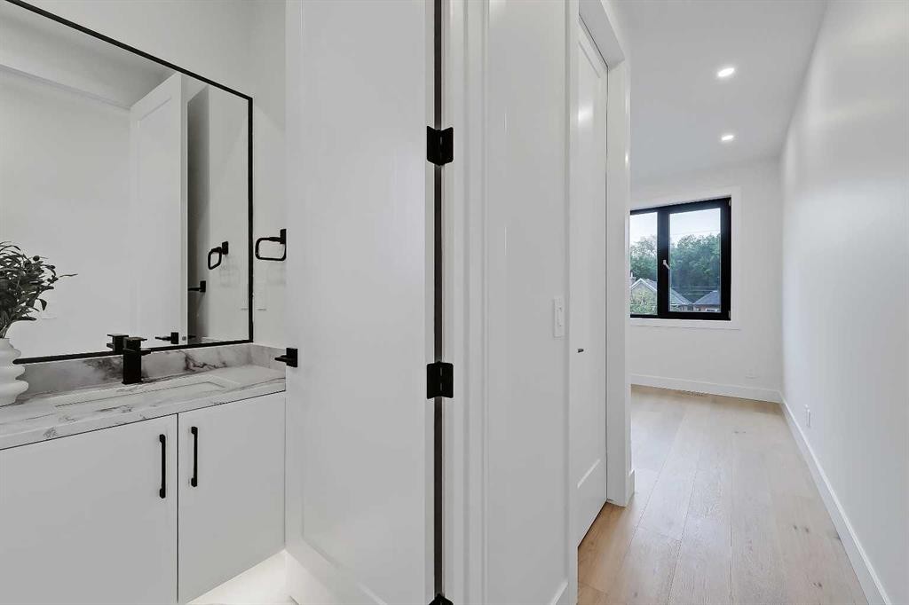 2720 5 Avenue Nw, Calgary, AB - Indoor