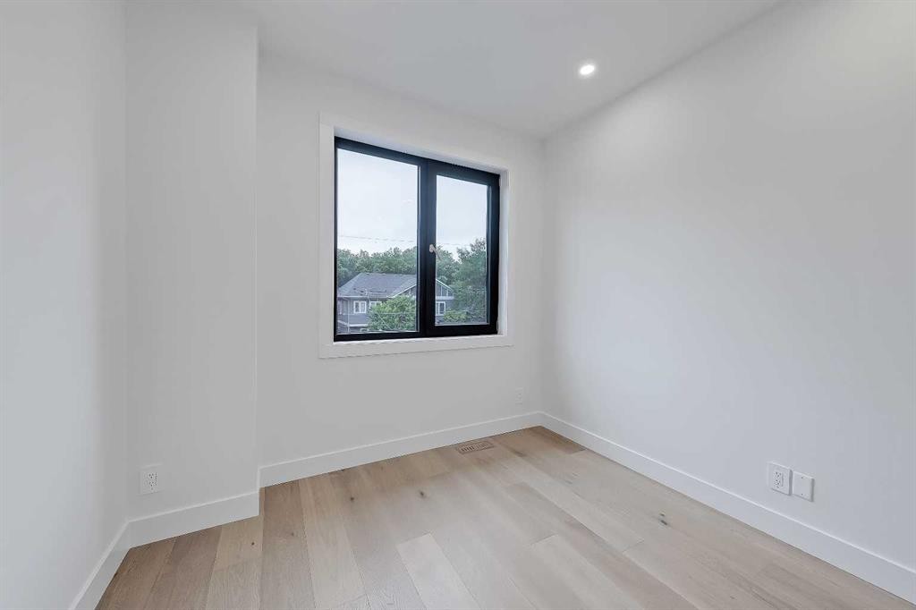 2720 5 Avenue Nw, Calgary, AB - Indoor Photo Showing Other Room