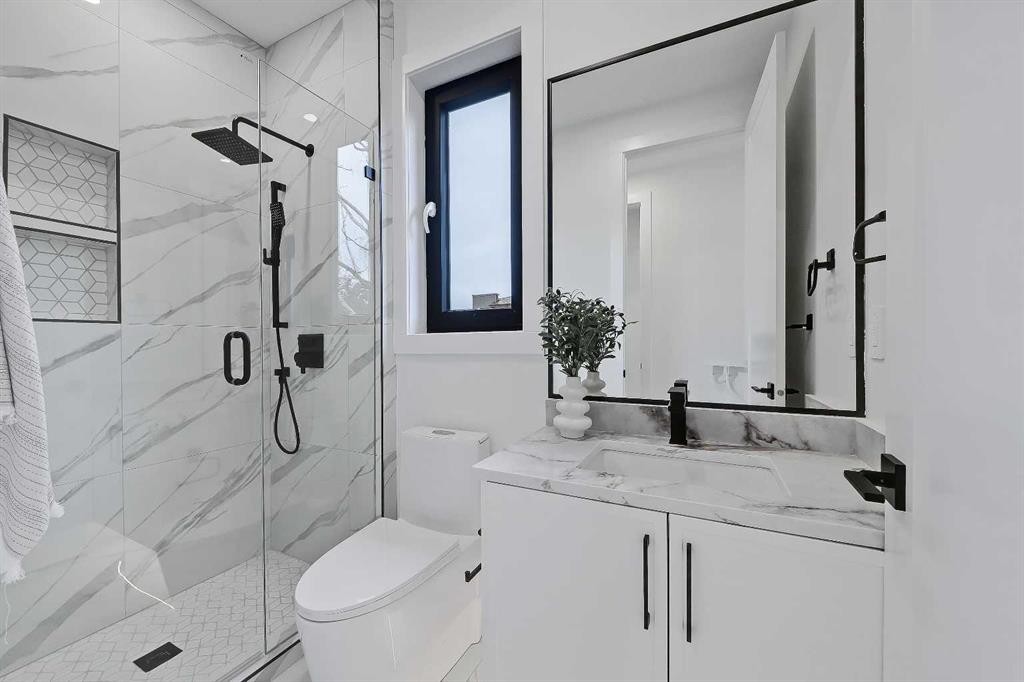 2720 5 Avenue Nw, Calgary, AB - Indoor Photo Showing Bathroom