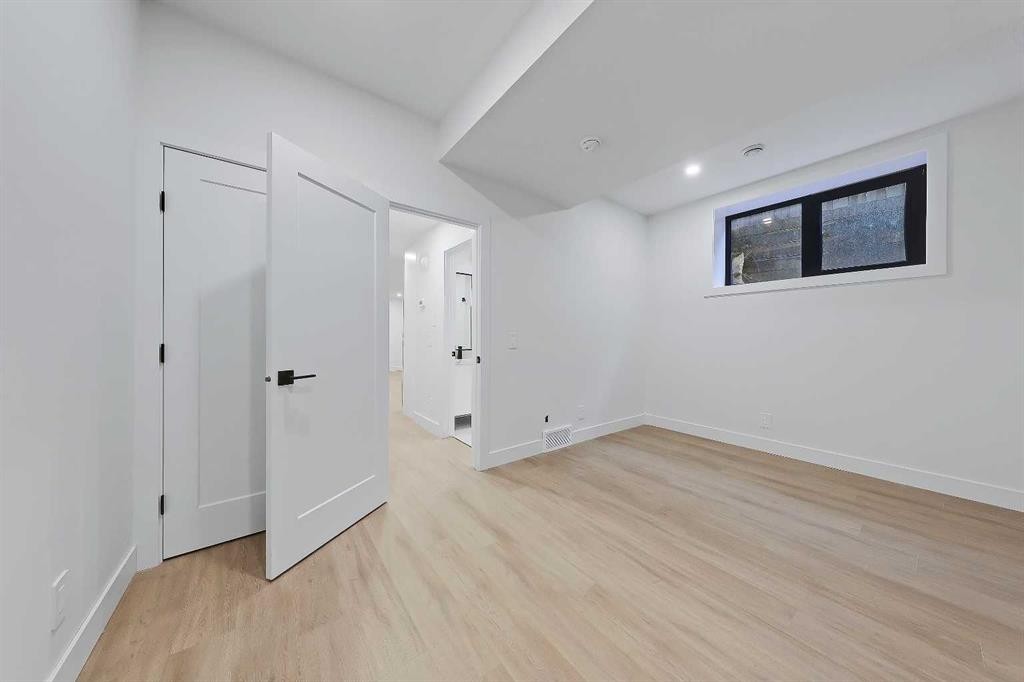 2720 5 Avenue Nw, Calgary, AB - Indoor Photo Showing Other Room