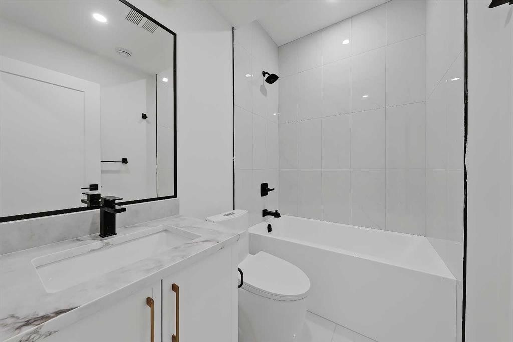 2720 5 Avenue Nw, Calgary, AB - Indoor Photo Showing Bathroom