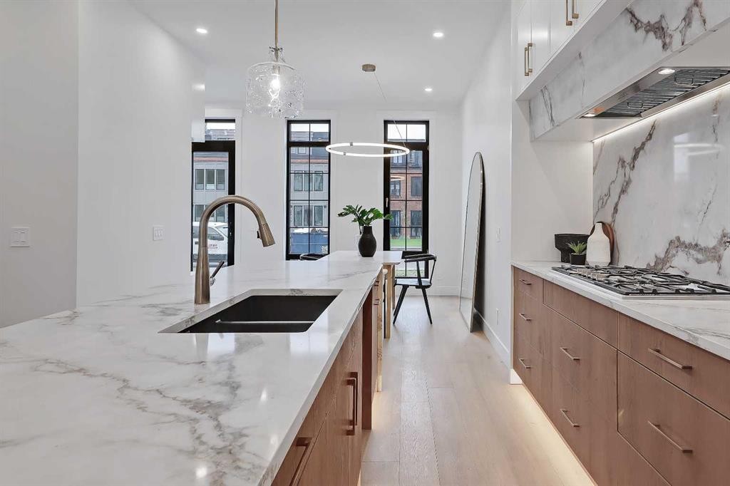 2720 5 Avenue Nw, Calgary, AB - Indoor Photo Showing Kitchen With Double Sink With Upgraded Kitchen