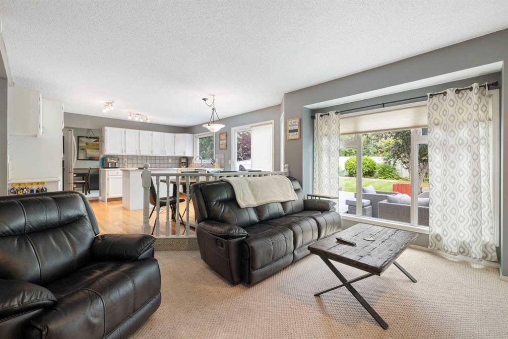 156 Woodfield Road Sw, Calgary, AB - Indoor Photo Showing Living Room
