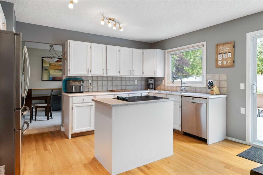 156 Woodfield Road Sw, Calgary, AB - Indoor Photo Showing Kitchen