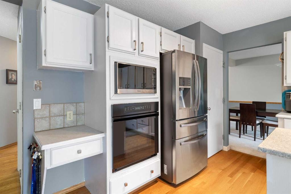 156 Woodfield Road Sw, Calgary, AB - Indoor Photo Showing Kitchen