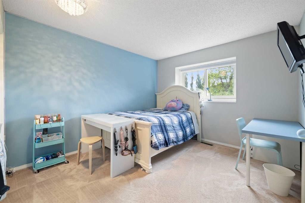 156 Woodfield Road Sw, Calgary, AB - Indoor Photo Showing Bedroom