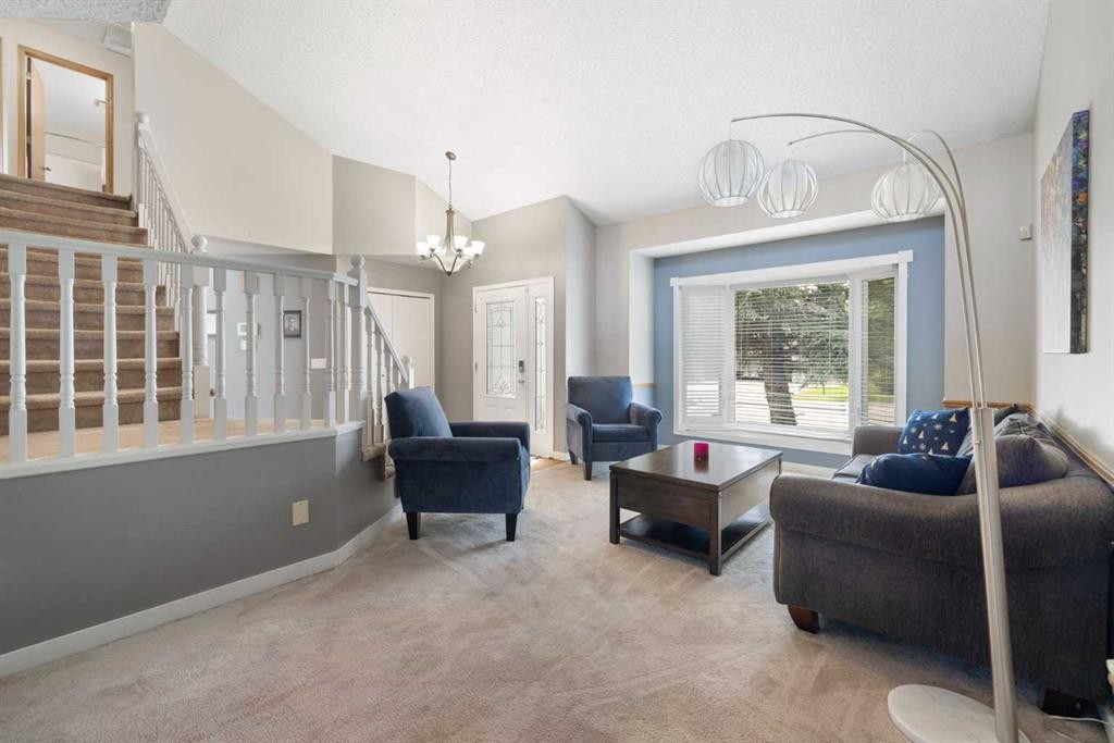 156 Woodfield Road Sw, Calgary, AB - Indoor Photo Showing Other Room