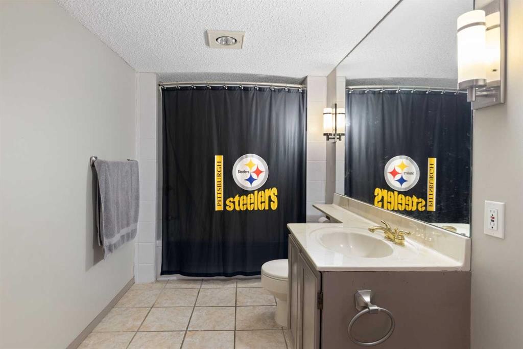156 Woodfield Road Sw, Calgary, AB - Indoor Photo Showing Bathroom