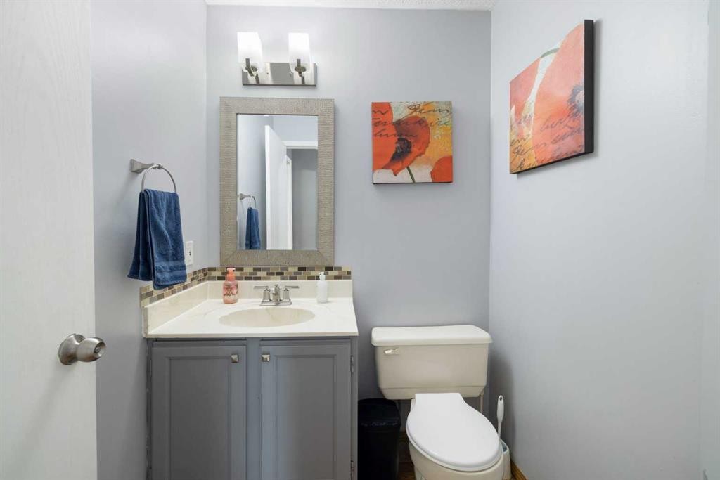 156 Woodfield Road Sw, Calgary, AB - Indoor Photo Showing Bathroom
