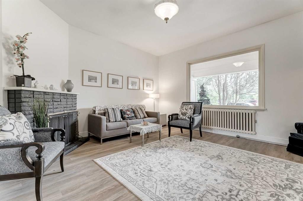 342 Superior Avenue Sw, Calgary, AB - Indoor Photo Showing Living Room