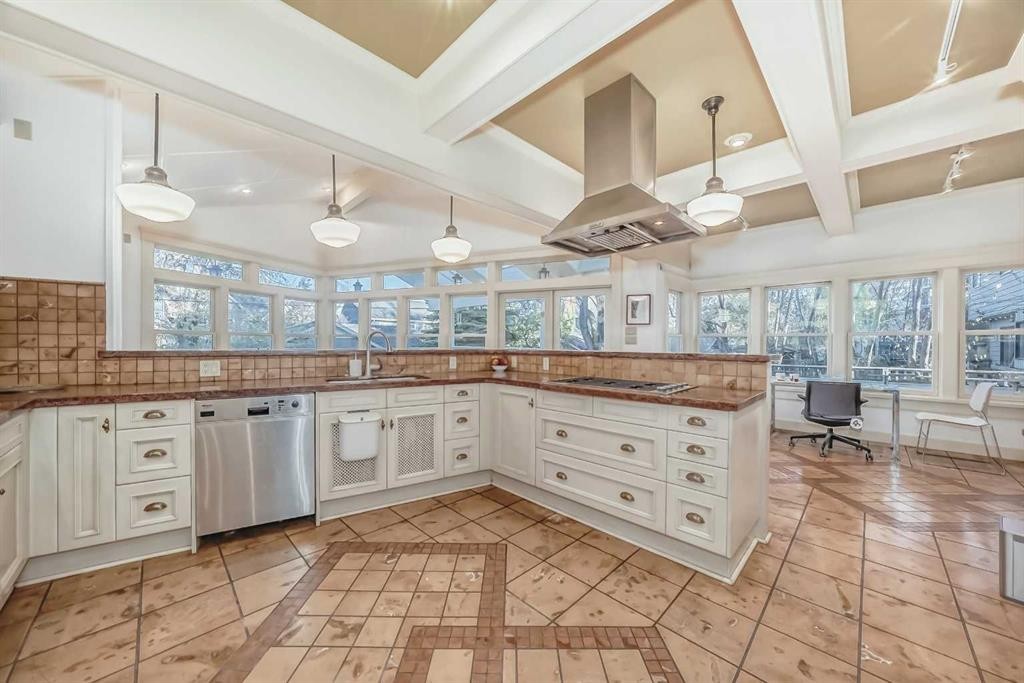 342 Superior Avenue Sw, Calgary, AB - Indoor Photo Showing Kitchen