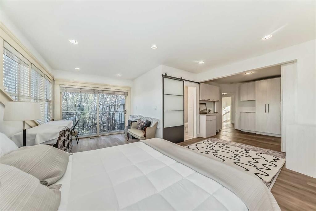 342 Superior Avenue Sw, Calgary, AB - Indoor Photo Showing Bedroom