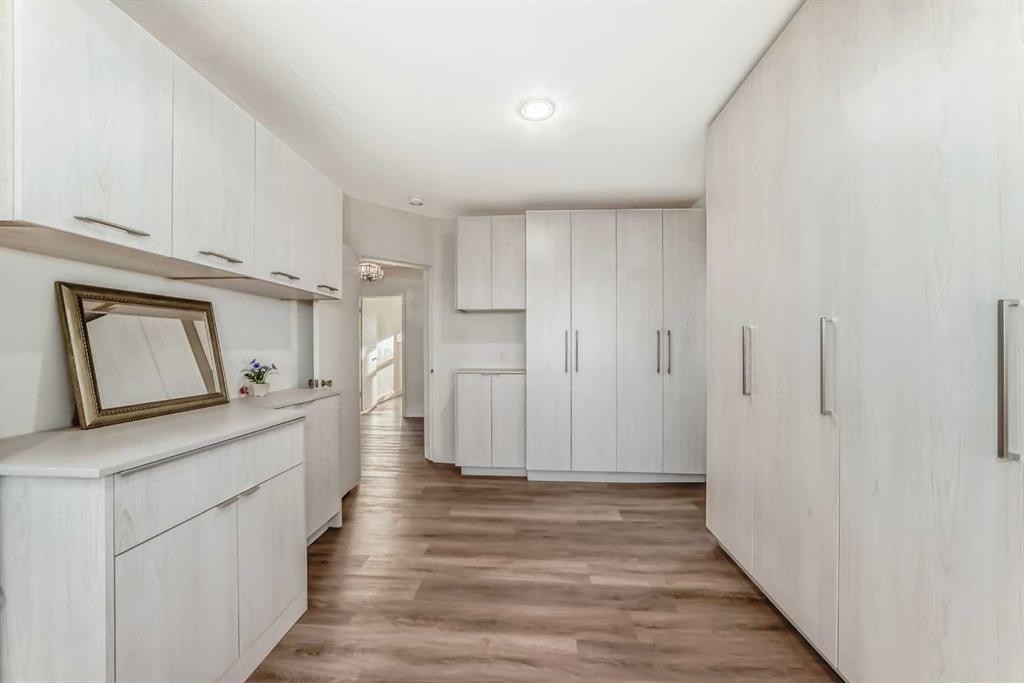 342 Superior Avenue Sw, Calgary, AB - Indoor Photo Showing Other Room