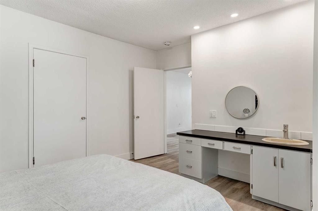 342 Superior Avenue Sw, Calgary, AB - Indoor Photo Showing Bedroom